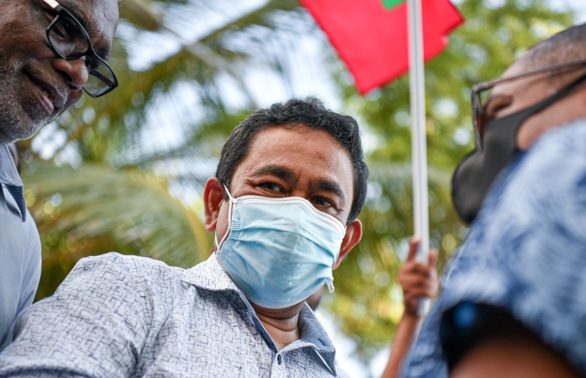 ނޮވެމްބަރު 30، 2021- ކުރީގެ ރައީސް ޔާމީނަށް ކްރިމިނަލް ކޯޓުން ކުރި ހުކުމް ސުޕްރީމް ކޯޓުން މިއަދު ބާތިލުކުރުމުން، އެ މަނިކުފާނު ގެކޮޅަށް ވަޑައިގަންނަވާނެ އިރެއްގެ އިންތިޒާރުގައި އެއްވެ ތިބި ސަޕޯޓަރުންނާއެކު: ޔާމީންގެ މި ކާމިޔާބީއަކީ އެ މީހުން ދެކޭގޮތުގައި މުޅި ގައުމަށް ލިބުނު ތާރީހީ ނަސްރެއް.---ފޮޓޯ: ފަޔާޒު މޫސާ/ މިހާރު