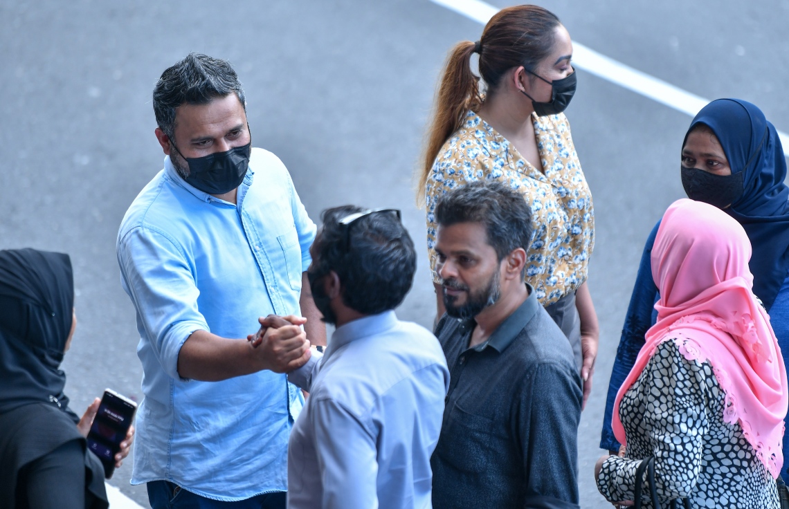 ނޮވެމްބަރު 30، 2021- ކުރީގެ ރައީސް ޔާމީނަށް ކްރިމިނަލް ކޯޓުން ކުރި ހުކުމް ސުޕްރީމް ކޯޓުން މިއަދު ބާތިލުކުރުމާއެކު، އެ މަނިކުފާނުގެ ސަޕޯޓަރުން ޕީޕީއެމްގެ އޮފީސް ކައިރިއަށް ޖަމާވެ، އެކަން ފާހަގަކުރަނީ.---ފޮޓޯ: ފަޔާޒު މޫސާ/ މިހާރު