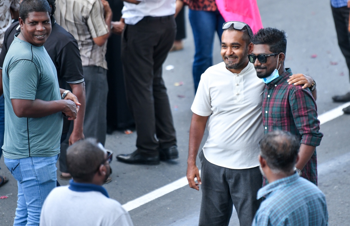 ނޮވެމްބަރު 30، 2021- ކުރީގެ ރައީސް ޔާމީނަށް ކްރިމިނަލް ކޯޓުން ކުރި ހުކުމް ސުޕްރީމް ކޯޓުން މިއަދު ބާތިލުކުރުމާއެކު، އެ މަނިކުފާނުގެ ދަރިކަލުން ޒެއިން، ޔާމީންގެ ސަޕޯޓަރުންނާއެކު އެކަން ފާހަގަކުރަނީ.---ފޮޓޯ: ފަޔާޒު މޫސާ/ މިހާރު