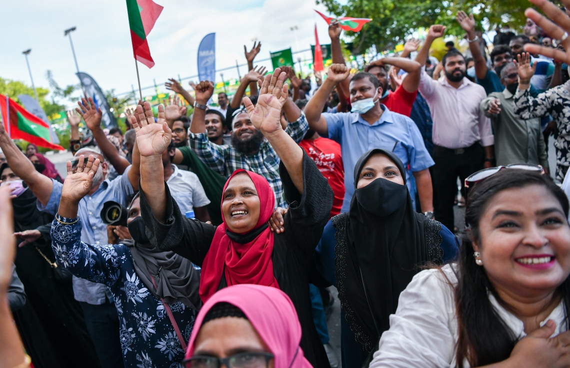 ނޮވެމްބަރު 30، 2021- ކުރީގެ ރައީސް ޔާމީނަށް ކްރިމިނަލް ކޯޓުން ކުރި ހުކުމް ސުޕްރީމް ކޯޓުން މިއަދު ބާތިލުކުރުމާއެކު، އެ މަނިކުފާނު ކޯޓުން ގެކޮޅަށް ވަޑައިގެން ކުޑަދޮރުން ހަނާ އަޅުއްވާތީ ސަޕޯޓަރުން އުފާކޮށް، އަތް ހިއްލާލައި ސަލާމް ކުރަނީ.---ފޮޓޯ: ފަޔާޒު މޫސާ/ މިހާރު