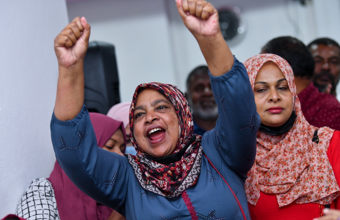 ޑިސެމްބަރު 1، 2021- ކުރީގެ ރައީސް ޔާމީން ޖަލުން މިނިވަންވުމުގެ އުފަލުގައި ބޭއްވި ޖަލްސާގައި، ޕީޕީއެމްގެ އަންހެން އެކްޓިވިސްޓުންތަކެއް ބައިވެރިވެ، ޔާމީންގެ ކާމިޔާބީ ފާހަގަކުރަނީ.---ފޮޓޯ: ފަޔާޒު މޫސާ/ މިހާރު