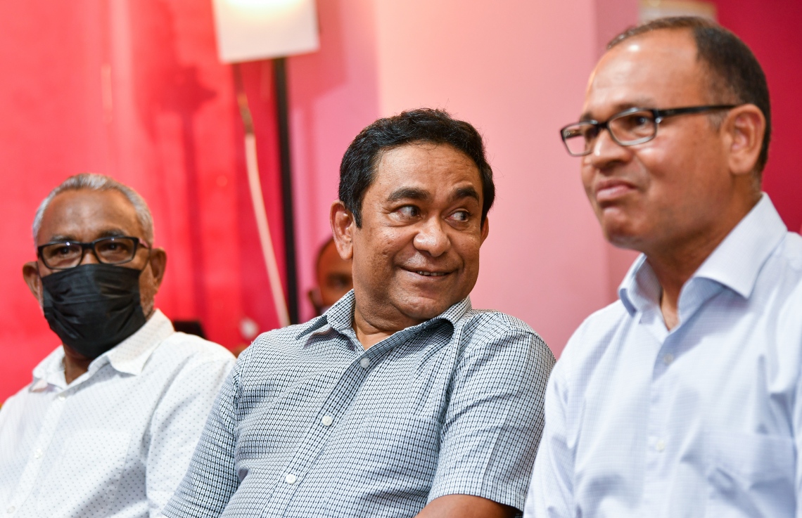 ޑިސެމްބަރު 1، 2021- ކުރީގެ ރައީސް ޔާމީން ޖަލުން މިނިވަންވުމުގެ އުފަލުގައި ބޭއްވި ޖަލްސާގައި، އެ މަނިކުފާނު ބައިވެރިވެވަޑައިގަންނަވާއިރު، އަރިހުގައި އިދިކޮޅު ކޯލިޝަންގެ އިސް ދެ ބޭފުޅުން ކަމަށްވާ އަބްދުއްރަހީމް (ކ) އާއި އާދަމް ޝަރީފް..---ފޮޓޯ: ފަޔާޒު މޫސާ/ މިހާރު