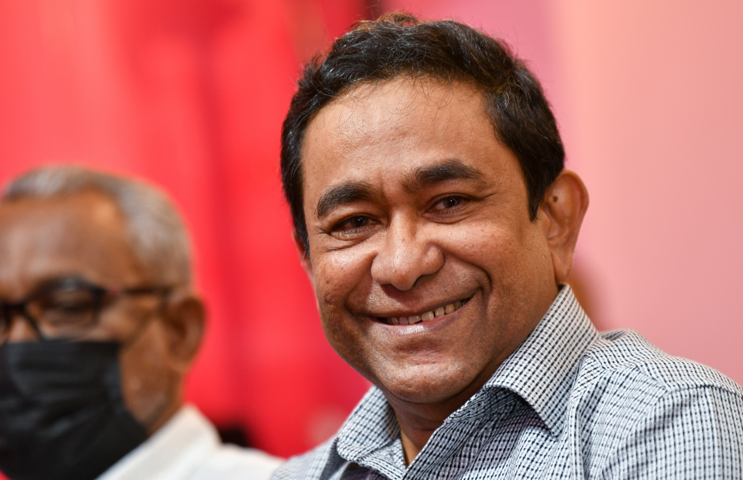 ކުރީގެ ރައީސް ޔާމީން މިނިވަންވުމަށް ފަހު، އިދިކޮޅު ރޭ ފުރަތަމަ ފަހަރަށް ބޭއްވި ޖަގަހަ ޖަލްސާގައި އެ މަނިކުފާނު ބައިވެރިވެވަޑައިގަންނަވަނީ: ކުރިއަށް އޮތް ރިޔާސީ އިންތިހާބުގައި 2023 ވަނަ އަހަރުގެ އިދިކޮޅު ކޯލިޝަންގެ ޓިކެޓް އޮތީ ޔާމީނަށް ދޭން ނިންމާފައި.---ފޮޓޯ: ފަޔާޒު މޫސާ/ މިހާރު