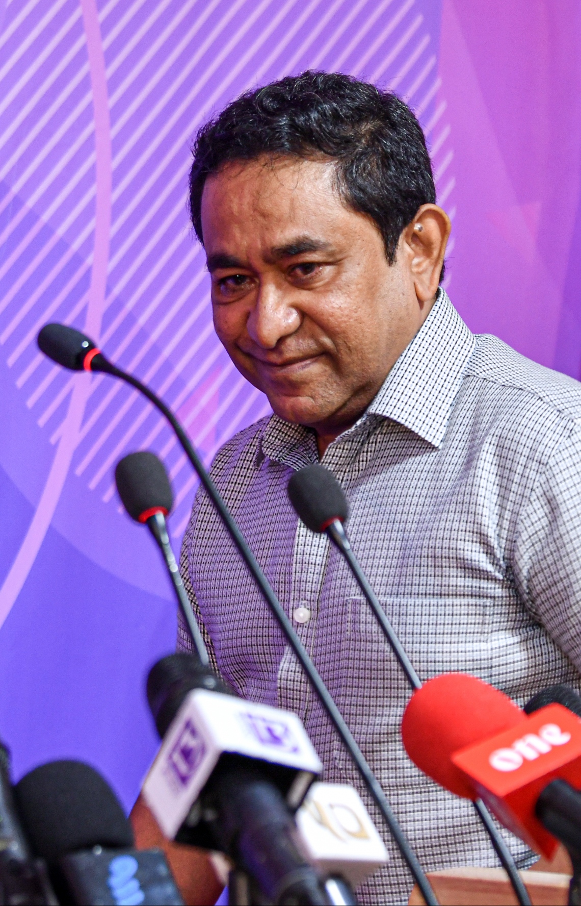 ޑިސެމްބަރު 1، 2021- ކުރީގެ ރައީސް ޔާމީން ޖަލުން މިނިވަންވުމުގެ އުފަލުގައި ބޭއްވި ޖަލްސާގައި ވާހަކަފުޅު ދައްކަވަން އެ މަނިކުފާނު ޕޯޑިއަމަށް ވަޑއިގަންނަވަނީ: މިއީ ޖަލުން މިނިވަންވުމަށް ފަހު ޔާމީން ޕޯޑިއަމްގައި ވާހަކަ ދެއްކެވި ފުރަތަމަ ފަހަރު.---ފޮޓޯ: ފަޔާޒު މޫސާ/ މިހާރު