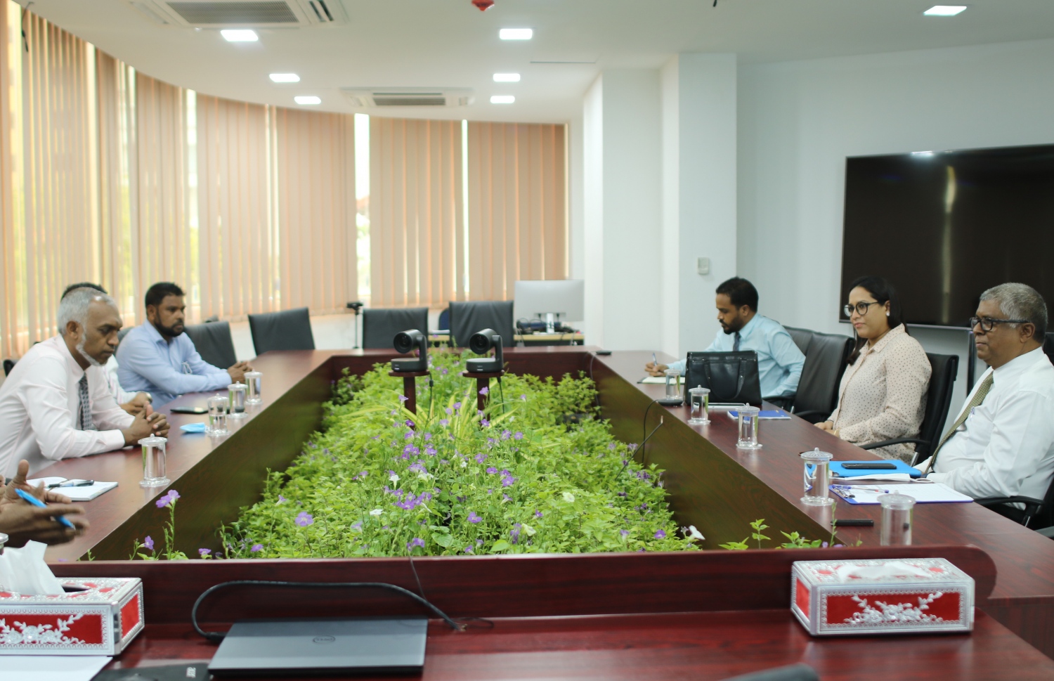 ސީއެމްޑީއޭ އާއި ސިޓީ ކައުންސިލް މެންބަރު މަޝްވަރާ ކުރަނީ. އާންމު ހިދުމަތްދޭ އިދާރާތަކަށް ވެސް ފަންޑު ހޯދޭނެ ގޮތްތައް ސީއެމްޑީއޭއިން އަންނަނީ ކިޔައިދެމުން--ފޮޓޯ:ސީއެމްޑީއޭ