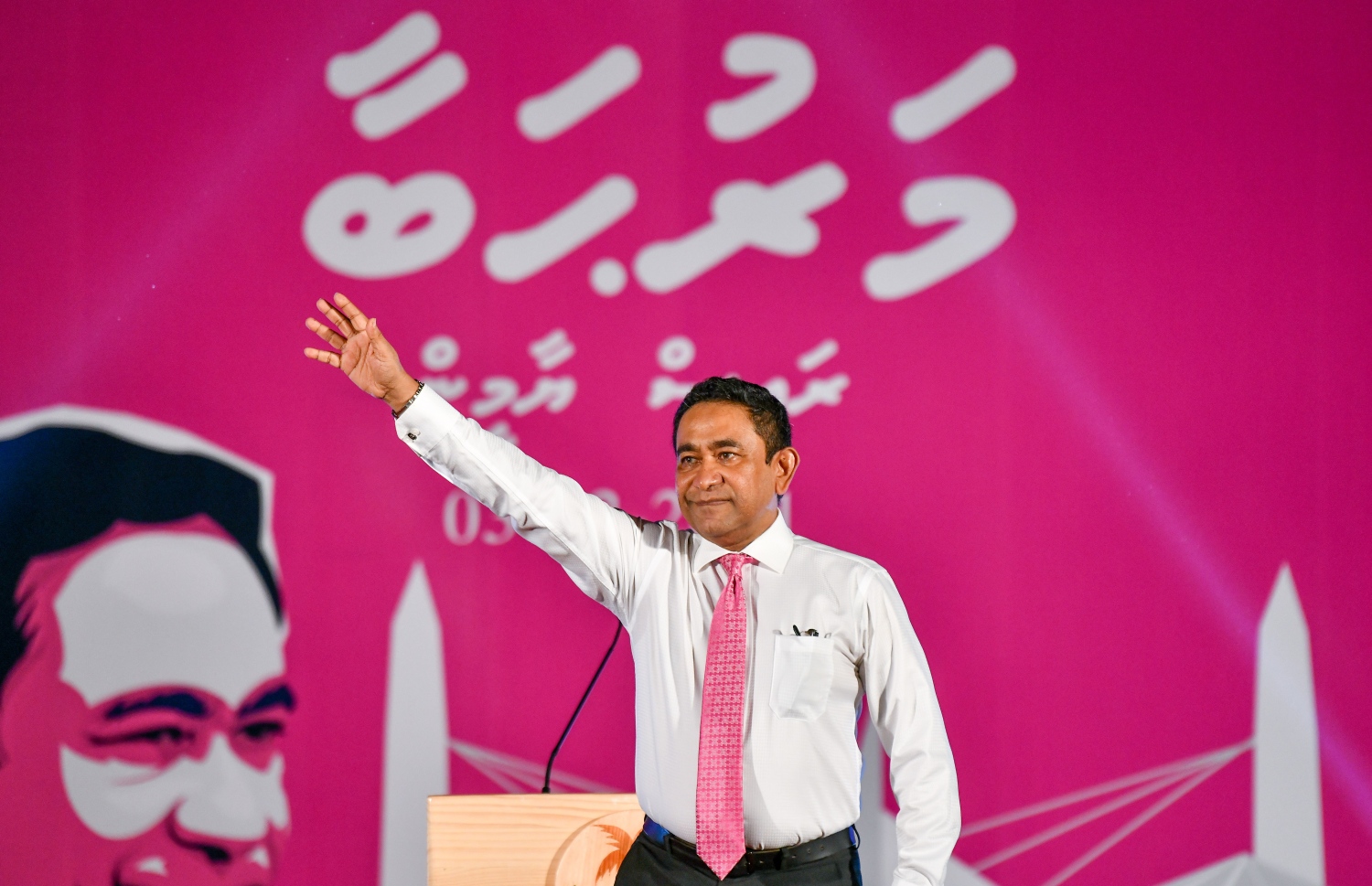 ކުރީގެ ރައީސް އަބްދުﷲ ޔާމީން މިނިވަންވުމާ ގުޅިގެން އިދިކޮޅު ޕީޕީއެމް/ޕީއެންސީން އަލިމަސް ކާނިވަލުގައި ބޭއްވި ޖަލްސާ.-- ފޮޓޯ: ފަޔާޒް މޫސާ / މިހާރު