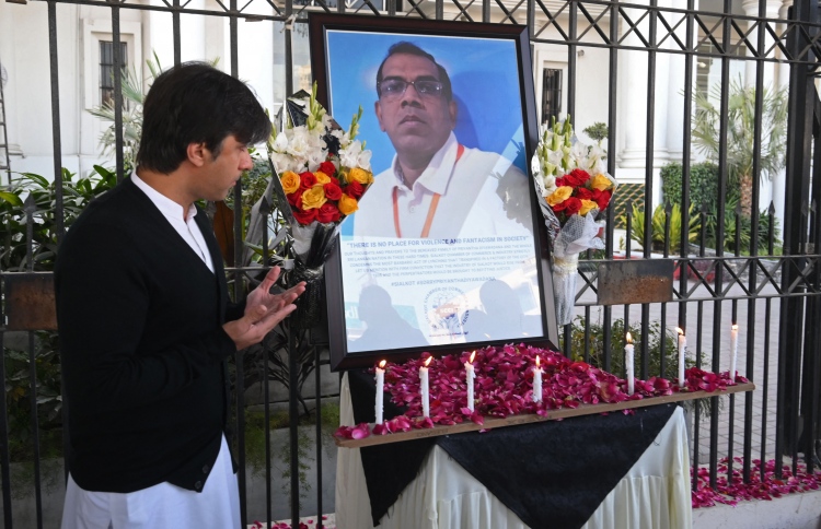 ދީނަށް ފުރައްސާރަކުރިކަމަށް ބުނެ ލަންކާ މީހާ މަރާލައިފި