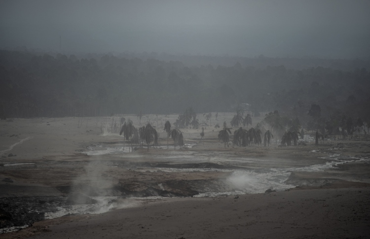 އިންޑޮނީޝިޔާގެ އަލިފާން ފަރުބަދައެއް ގޮވައި 13 މަރު
