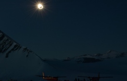 Handout picture released by the Chilean Air Force showing a total solar eclipse from Union Glacier in Antarctica, on December 4, 2021. -- Photo: Ricardo Soto/ Chilean Air Force / AFP