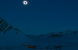 Handout picture released by the Chilean Air Force showing a total solar eclipse from Union Glacier in Antarctica, on December 4, 2021. -- Photo: Ricardo Soto / Chilean Air Force / AFP