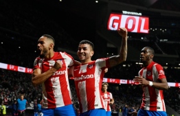 Atletico Madrid's Brazilian forward Matheus Cunha (L) celebrates his goal with Atletico Madrid's Argentine forward Angel Correa and Atletico Madrid's French midfielder Geoffrey Kondogbia (R) during the Spanish League football match between Club Atletico de Madrid and RCD Mallorca at the Wanda Metropolitano stadium in Madrid on December 4, 2021. -- Photo: Oscar Del Pozo/ AFP
