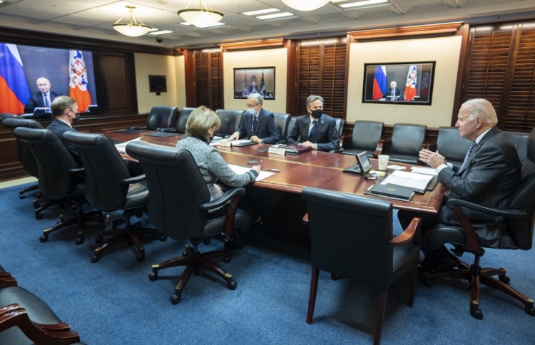 ބައިޑެން ޕުޓިން އަށް: ޔޫކްރޭނަށް ހަމަލާއެއް ނުދޭތި!