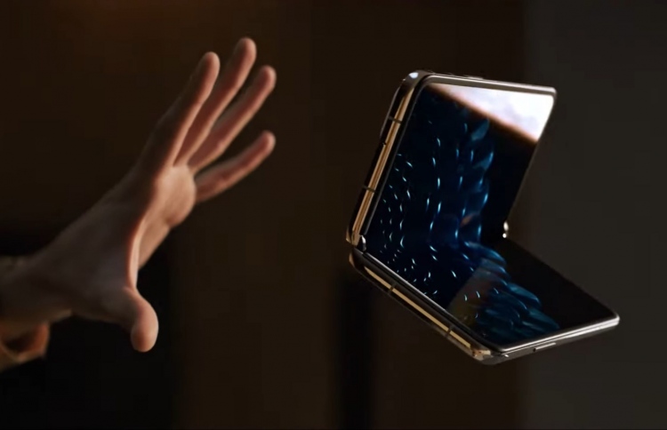 އޮޕޯގެ ފަތްޖެހޭ ފޯނު ދައްކާލައިފި