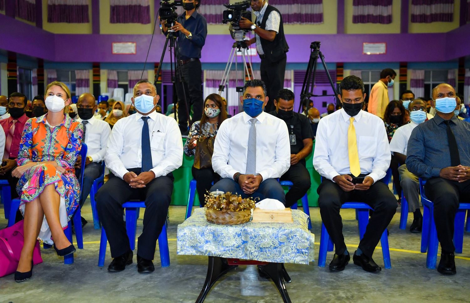 ފުވައްމުލަކު ގޮނޑޮދޮށް ހިމާޔަތްކުރުމުގެ މަޝްރޫއުގައި ސޮއި ކުރުމުގެ ރަސްމިއްޔާތުގައި ނައިބު ރައީސް ފައިސަލް އާއި ހައުސިން މިނިސްޓަރު މުހައްމަދު އަސްލަމް ބައިވެރިވެވަޑައިގަންނަވަނީ. -- ފޮޓޯ/ ރައީސް އޮފީސް