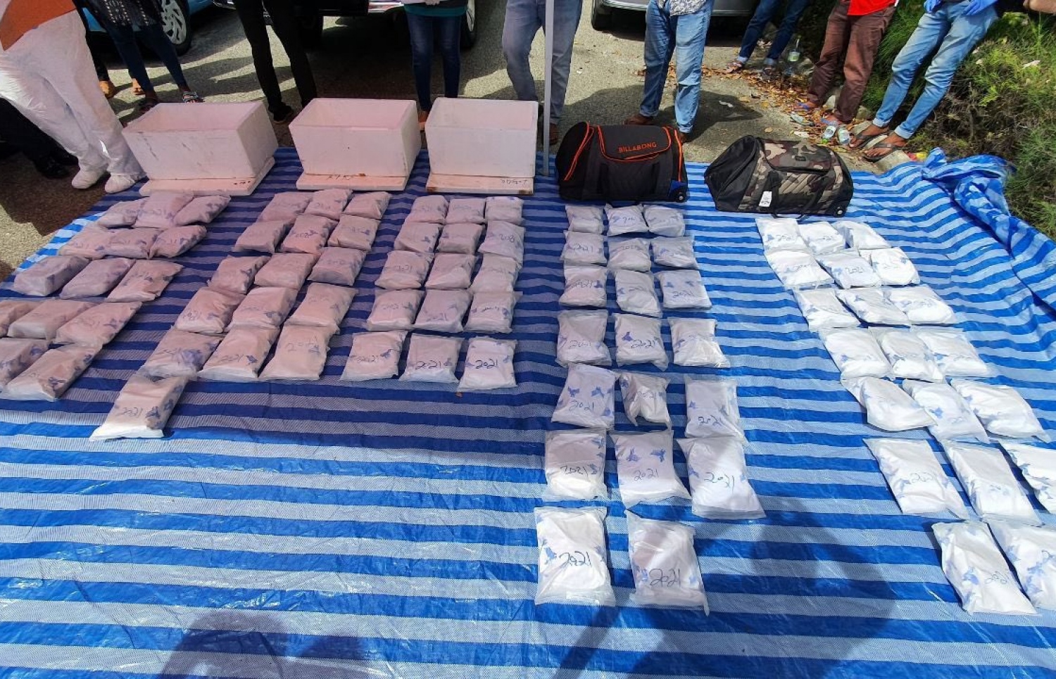 ރާއްޖޭ ފުލުުހުން މި ހަފްތާގައި ހިންގި އޮޕަރޭޝަންގައި އަތުލައިގަތް ޑްރަގްސް އެއް ބައި. -- ފޮޓޯ: ޕޮލިސް