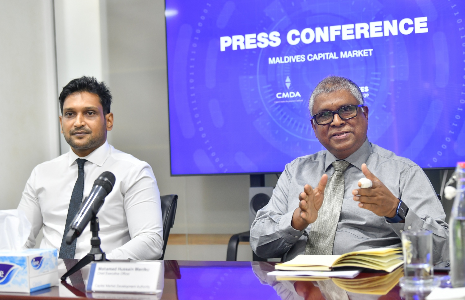 ސީއެމްޑީ އާއި މޯލްޑިވްސް ސްޓޮކް އެކްސްޗޭންޖުން މިއަދު ބޭއްވި ނޫސްވެރިންގެ ބައްދަލުވުމުގައި ސީއެމްޑީއޭގެ ސީއީއޯ މަނިކާއި ސްޓޮކް އެކްސްޗޭންޖްގެ ސީއީއޯ އައުޝަން-- ފޮޓޯ: ނިޝާން އަލީ/ މިހާރު