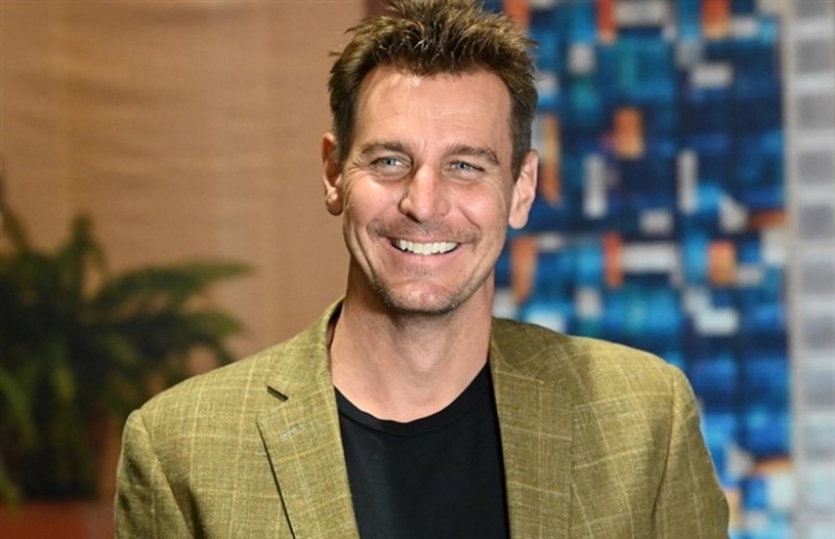 ވެކްސިން ނުޖެހުމުން ޝޯއަކުން ވަކިކުރި އެކްޓަރަކު ކޯޓަށް