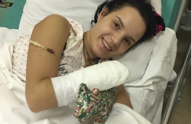 ދެ އަތްތިލަ ބުރިކުރި މީހަކަށް ބަދަލު ދެނީ