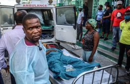 Injured people arrive at a hospital after a tanker truck exploded in Cap-Haitien, Haiti, December 14, 2021. - At least 62 people were killed when a gas tanker truck exploded in the Haitian city of Cap-Haitien on December 14, 2021 morning, a local official said, with overwhelmed medics saying the toll was set to rise. -- Photo: Richard Pierrin / AFP