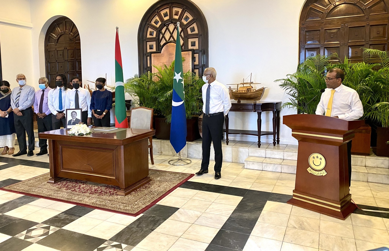 ރައްޔިތުންގެ މަޖިލީހުގައި ބޭއްވި ރަސްމިއްޔާތުގައި ރައީސް އިބްރާހީމް މުހައްމަދު ސޯލިހާއި މަޖިލީހުގެ ރައީސް މުހައްމަދު ނަޝީދު ބައިވެރިވެވަޑައިގަންނަވަނީ. ފޮޓޯ: ރައްޔިތުންގެ މަޖިލީހުގެ އިދާރާ