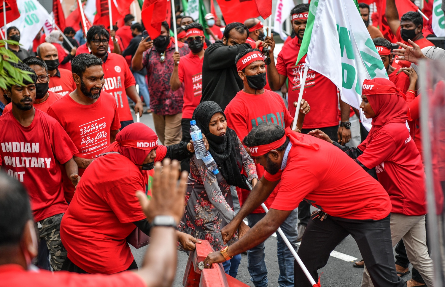 އިދިކޮޅުގެ މުޒާހަރާގައި ބައިވެރިންތަކެއް އަޑުއުފުލަނީ: މި މުޒާހަރާ އިން ފެނުނު އިންޑިއާ މީހާއާ މެދު ބޮޑެތި ތުހުމަތުތަކެއް ދަނީ ކުރަމުން. -- ފޮޓޯ: ފަޔާޒް މޫސާ/ މިހާރު