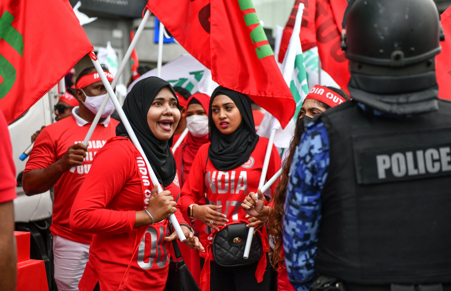އިދިކޮޅު ޕީޕީއެމް އިން އިންތިޒާމުކޮށްގެން ބާއްވަން އުޅުނު ސައިކަލު ބުރު ފުލުހުން ހުއްޓުވުމުން، އެސަރަހައްދުގައި އިދިކޮޅު ސަޕޯޓަރުން މުޒާހަރާ ކުރަނީ --. ފޮޓޯ: ނިޝާން އަލީ/މިހާރު