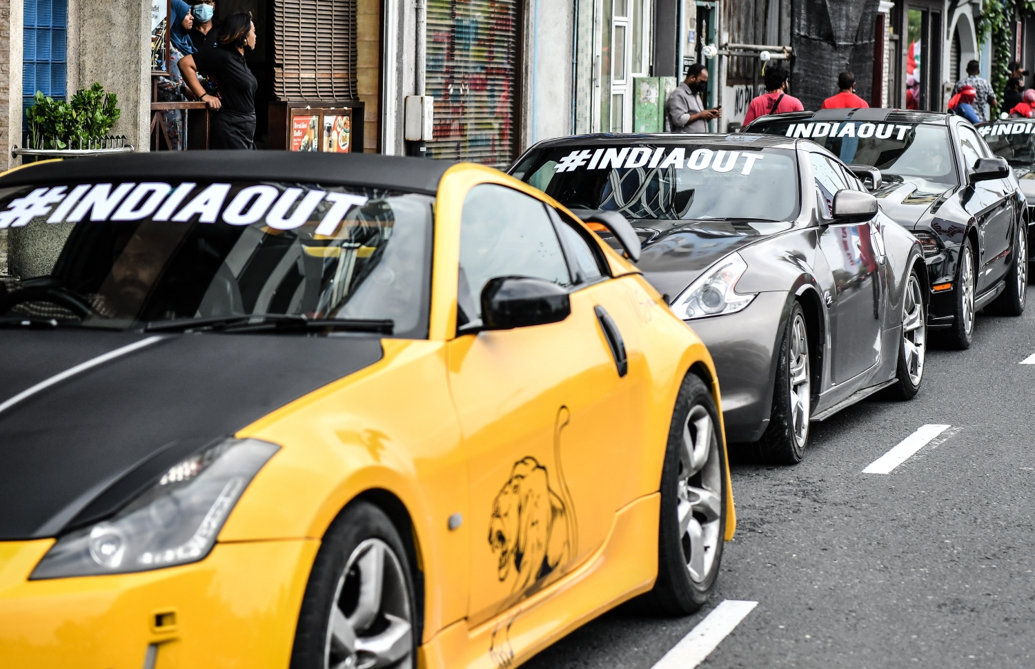 އިދިކޮޅު ޕީޕީއެމް އިން އިންތިޒާމުކޮށްގެން ހަވީރު މާލޭގައި ބާއްވަން އުޅުނު ސައިކަލު ބުރުގައި ބައިވެރިވި ބައެއް ކާރުތައް، ފުލުހުން ވަނީ ޕީޕީއެމް އޮފީސް ކައިރިން މަގު ބަންދުކޮށް ސައިކަލް ބުރު ހުއްޓުވައިފައި --. ފޮޓޯ: ނިޝާން އަލީ/މިހާރު