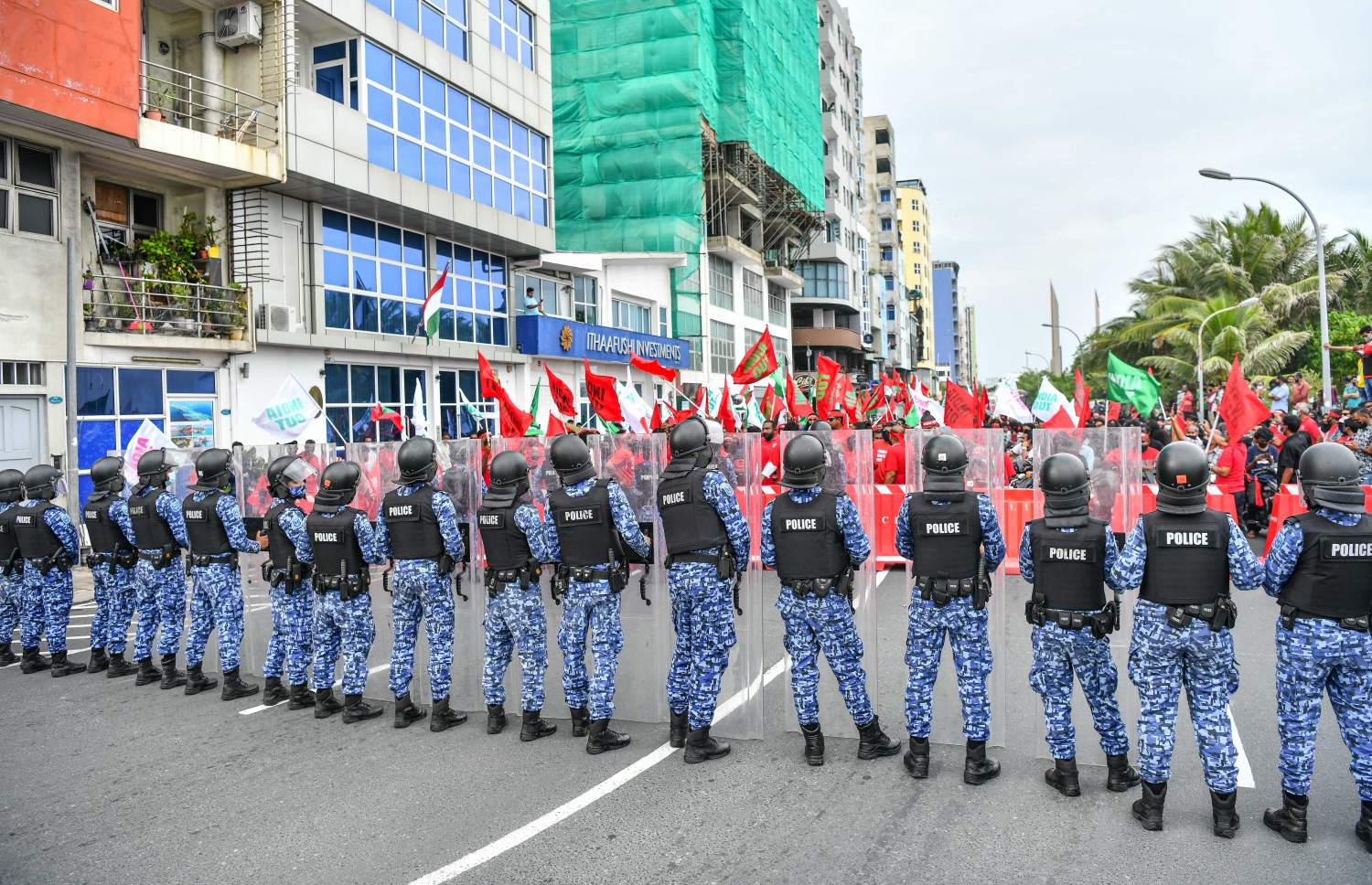 ޕީޕީއެމުން ހުކުރުދުވަހު މުޒާހަރާ ކުރިއަށް ގެންދިޔަ ނުދޭން ފުލުހުން އެތުރިގެން. -- ފޮޓޯ: ފަޔާޒް މޫސާ/ މިހާރު