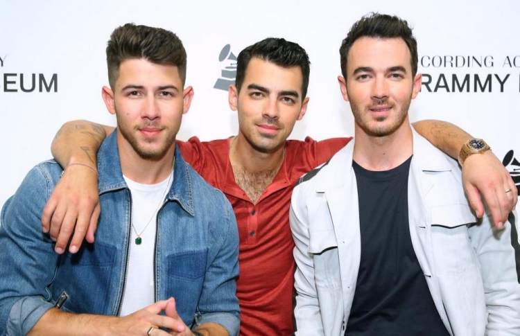 "ޖޯނަސް ބްރަދާސް" ގެ ވީޑިއޯއެއްގައި ރައީސް ބައިޑެން