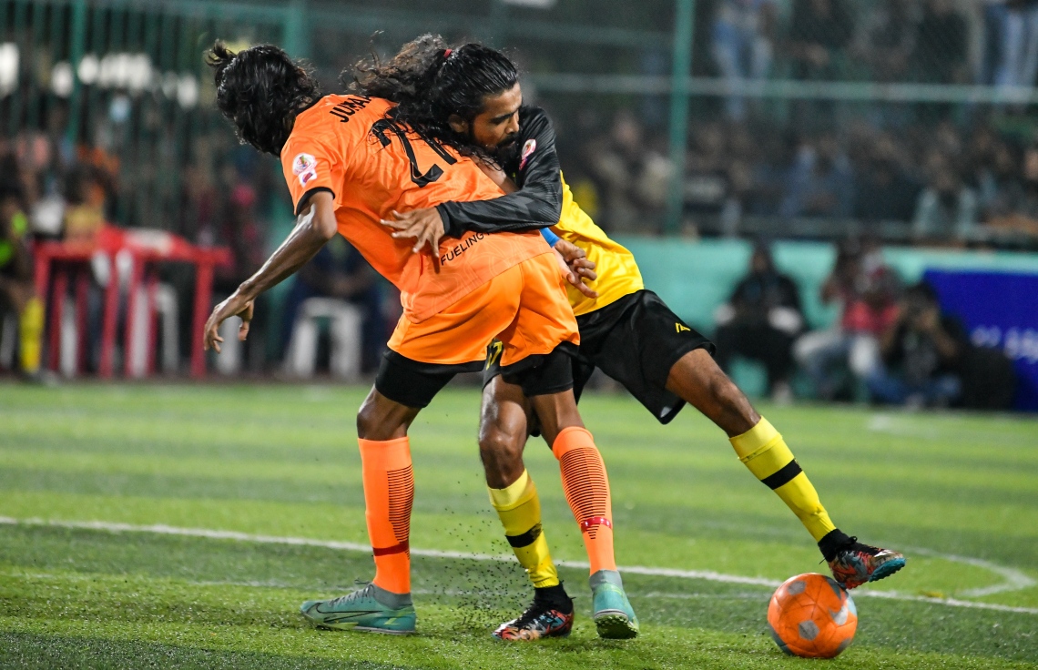 އާރްއާރްސީގެ އާދަންނާ، އޭނާގެ ފުރަތަމަ ލަނޑު ޖެހުމުގެ ކުރިން އެފްއެސްއެމްގެ ޖުމާން ކައިރިން ނައްޓާފައި ދަނީ.-- ފޮޓޯ: ފަޔާޒް މޫސާ/ މިހާރު