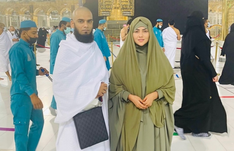 ސަނާގެ ދެމަފިރިން އުމްރާގެ އަޅުކަމުގައި