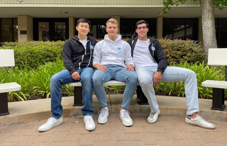 އެކްސެންޓް ފަސޭހަކޮށްދޭން ނުކުތް ތިން ޒުވާނުން