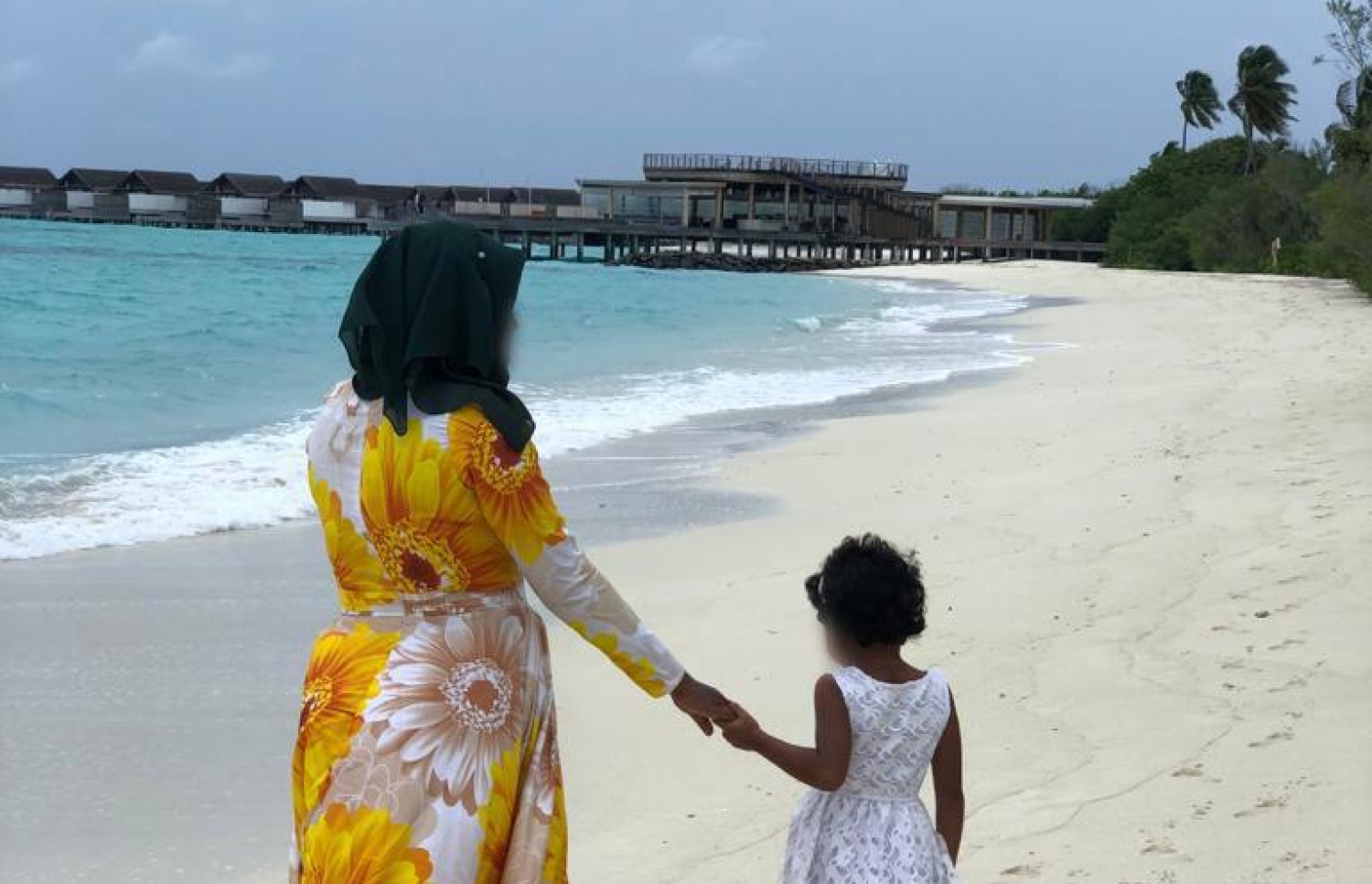 ދަރިފުޅާ އެކު އައިޝާ ބީޗުގައި: ގާނޫނީ ބެލެނިވެރިކަން ހޯދައި އެ ކުއްޖާ ބަލަމުން އަންނަތާ ތިން އަހަރު ވެއްޖެ.