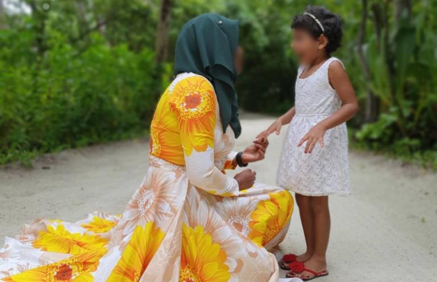 އައިޝާ އޭނާގެ ދަރިފުޅާ އެކު: އެ ކުއްޖާއަށް މުޅިން އާ ދިރިއުޅުމެއް ހޯދައިދެވުމަކީ އާއިޝާއަށް ލިބޭ އެންމެ ބޮޑު ހިތްހަމަޖެހުން.