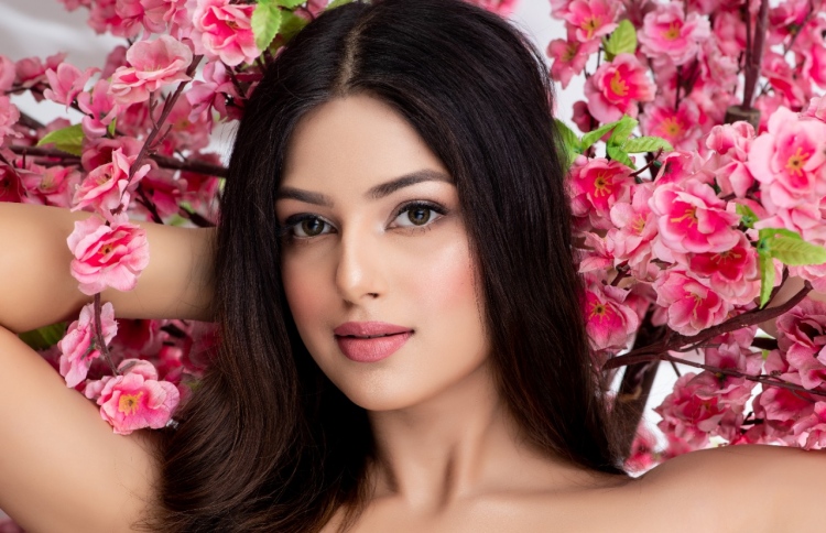 މިސް ޔުނިވާސް ހަޒްނާޒް ވެސް ބޮލީވުޑާ ދިމާލަށް