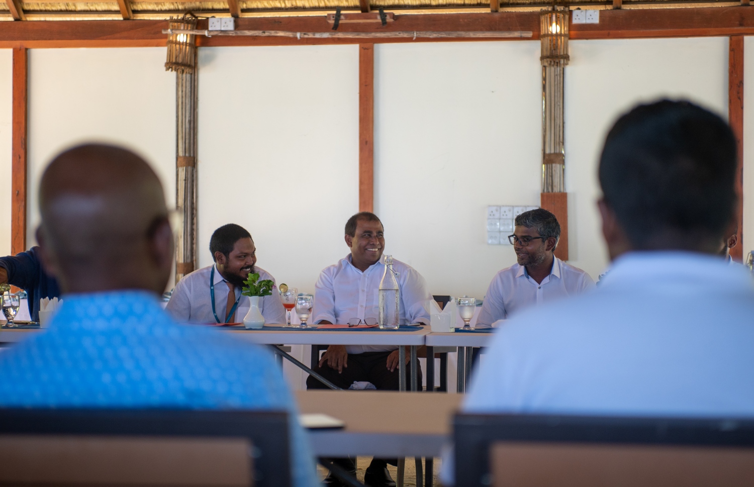 ވ. ތިނަދޫ އަށް ޓޫރިޒަމް މިނިސްޓްރީން ކުރި ދަތުރުގައި ޓޫރިޒަމް މިނިސްޓަރު ޑރ. އަބްދުﷲ މައުސޫމް ރަށުގެ ރައްޔިތުންނާ ބައްދަލުކުރައްވަނީ.-- ފޮޓޯ: މިހާރު