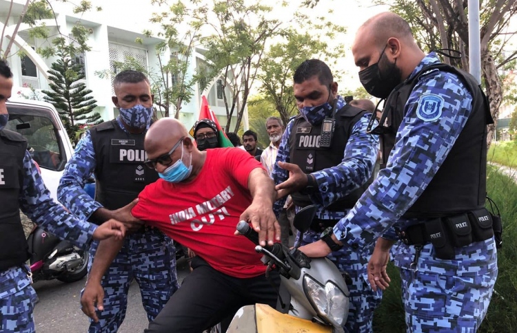 "އިންޑިއާ އައުޓް" މުޒާހަރާގެ ބަޔަކު ހައްޔަރުކޮށްފި