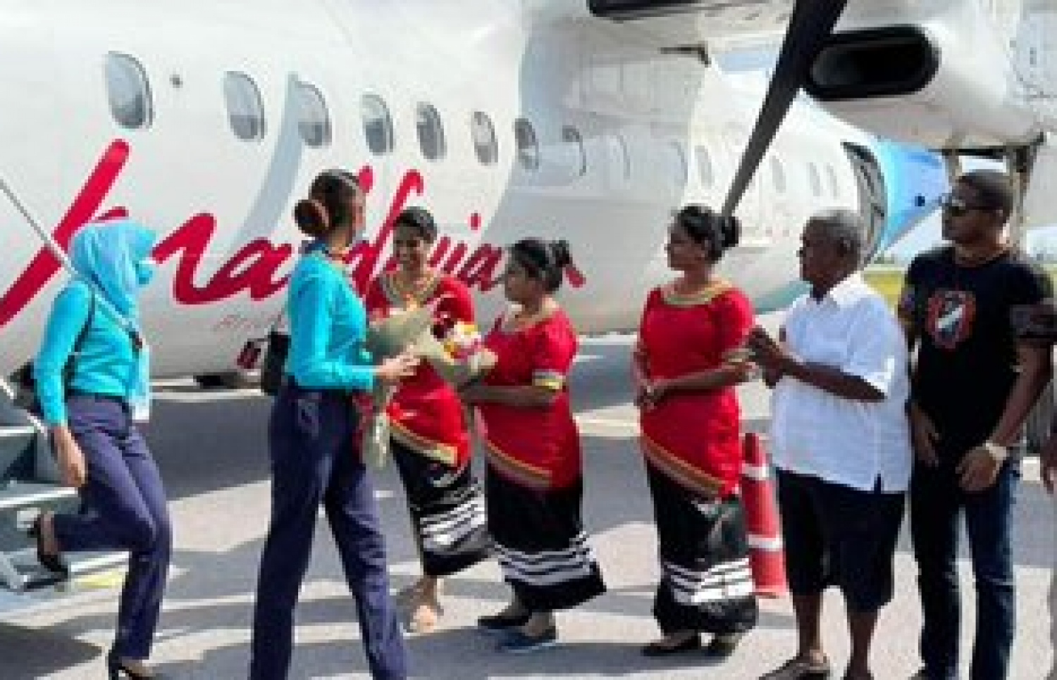 މަޑިވަރު އެއާޕޯޓަށް މިއަދު ހެނދުނު ޖެއްސި ޓެސްޓު ފްލައިޓްގެ ކްރޫންނަށް މަރުހަބާ ކިޔަނީ.---ފޮޓޯ: ޓުވިޓާ