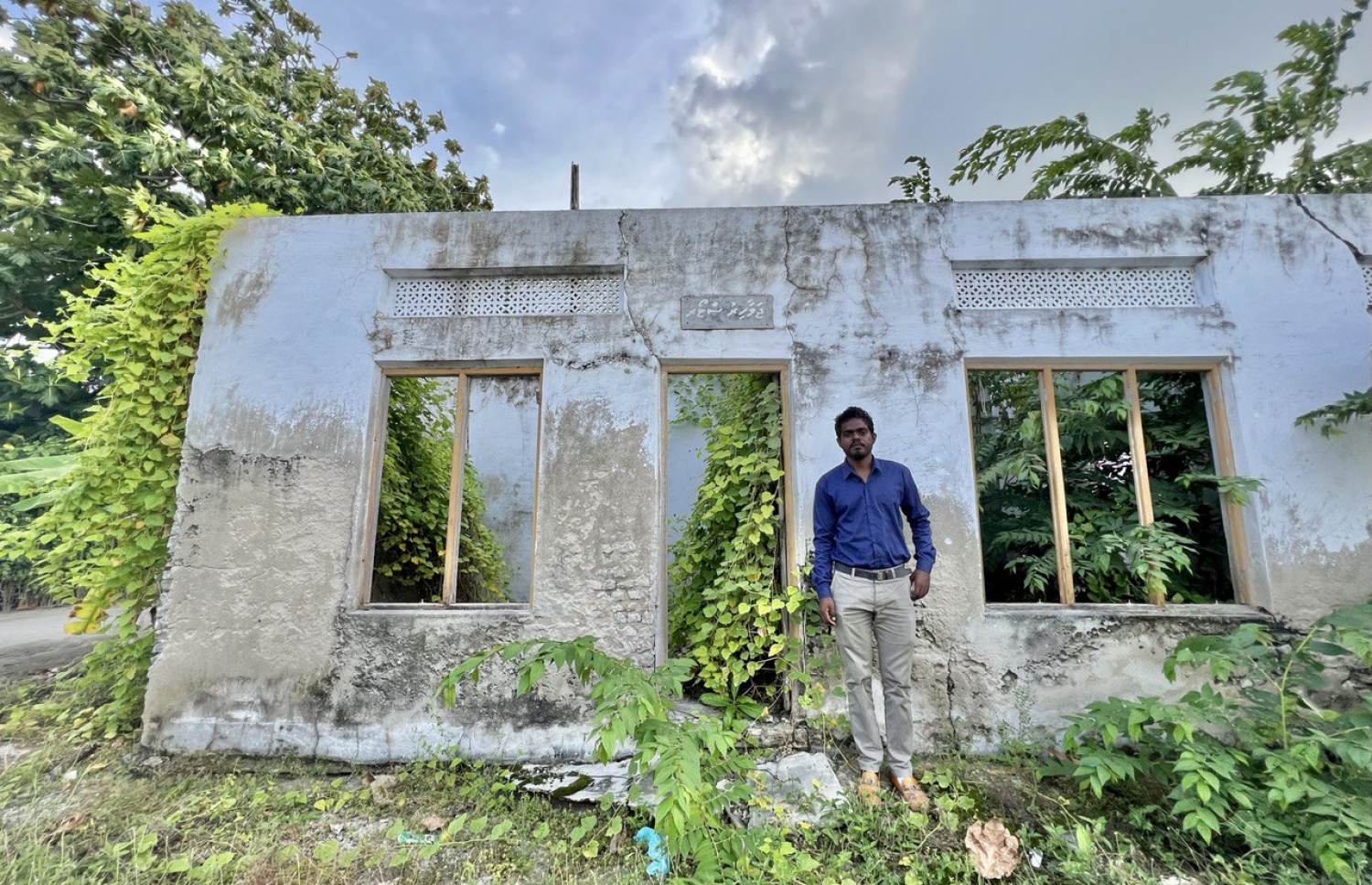 ޝަފީއު، އޭނާ އުޅެބޮޑުވި ގޭ ކުރިމަތީގައި ހުއްޓިލައިގެން: ބަދަލު ދިނުމަށްފަހު އެ ގޭ ވަނީ ދައުލަތަށް ނަގާފައި.-- ފޮޓޯ: އަމާނީ އަބްދުﷲ/ މިހާރު