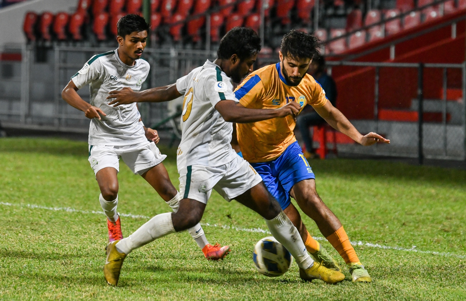 ވެލެންސިއާގެ ހަލީލް އަތުން ބޯޅަ ހޯދަން ގްރީންގެ ކުޅުންތެރިން މަސައްކަތް ކުރަނީ --- ފޮޓޯ: ފަޔާޒު މޫސާ | މިހާރު