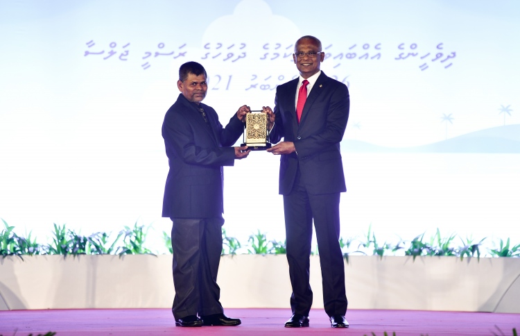 ދައުލަތަށް ހިދުމަތްކުރުމުގެ އިނާމު 98 ބޭފުޅަކަށް