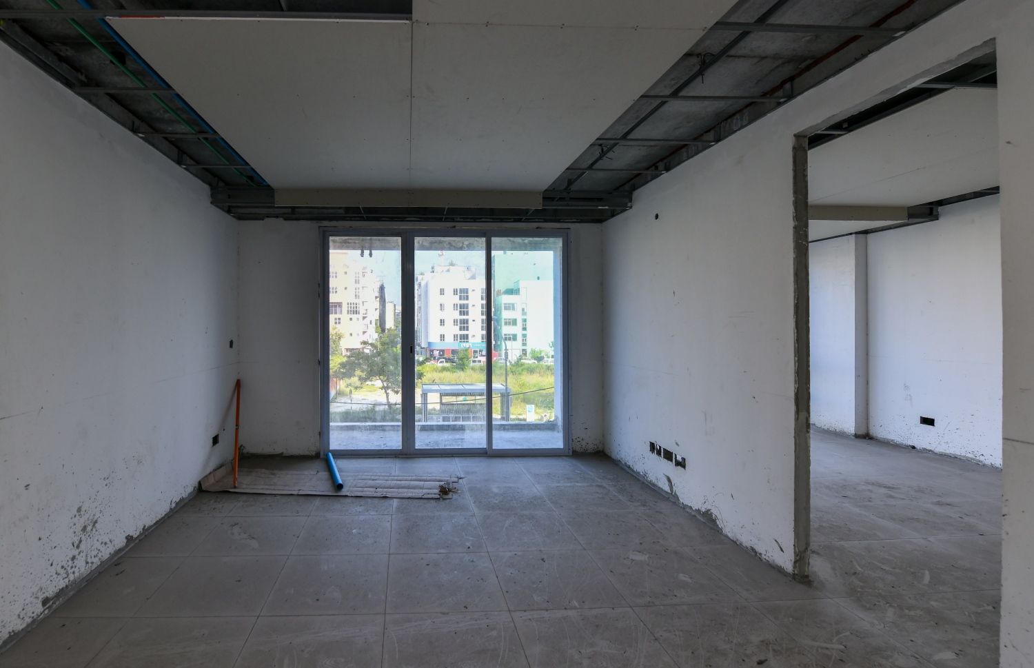 ފުލުހުންގެ ފްލެޓެއްގެ އެތެރޭގެ މަސައްކަތްތައް ކުރިއަށް ދަނީ-- ފޮޓޯ: ފަޔާޒު މޫސާ/ މިހާރު