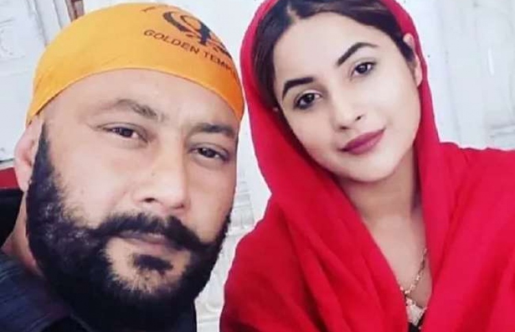 ބައްޕައާ އެކު ސަނާ.