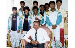 އިންޑިއަން އޯޝަން އައިލެންޑް ގޭމްސް އަށް ކުރިން ދިޔަ ރާއްޖޭގެ ކޮންޓިންޖެންޓުގެ ބައެއް މެމްބަރުންނާއެކު، އޭރުގެ ސްޕޯޓްސް މިނިސްޓަރު އުމަރު ޒާހިރު ފޮޓޯއެއް ނަންގަވަނީ.---ފައިލް ފޮޓޯ