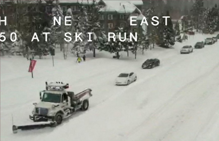 ކެލިފޯނިއާ އަށް 17 ފޫޓުގެ ސްނޯ