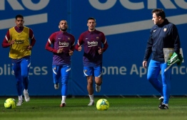 (FILES) In this file photo taken on November 19, 2021 (From L) Barcelona's Uruguayan defender Ronald Araujo, FC Barcelona's Brazilian defender Dani Alves and Barcelona's French defender Clement Lenglet take part in a training session in Barcelona, on the eve of their Spanish Liga football match against RCD Espanyol. - FC Barcelona's Clement Lenglet and Dani Alves will miss the next Spanish Liga football match against Mallorca after testing positive for Covid-19, the club said on December 27, 2021. (Photo by Josep LAGO / AFP)