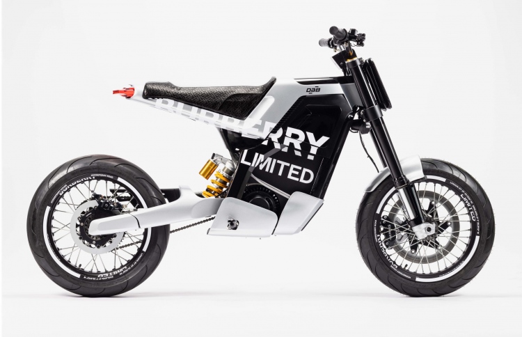 ފެޝަން ކުންފުނި ބާބަރީގެ ތައްގަނޑުގައި ސައިކަލެއް