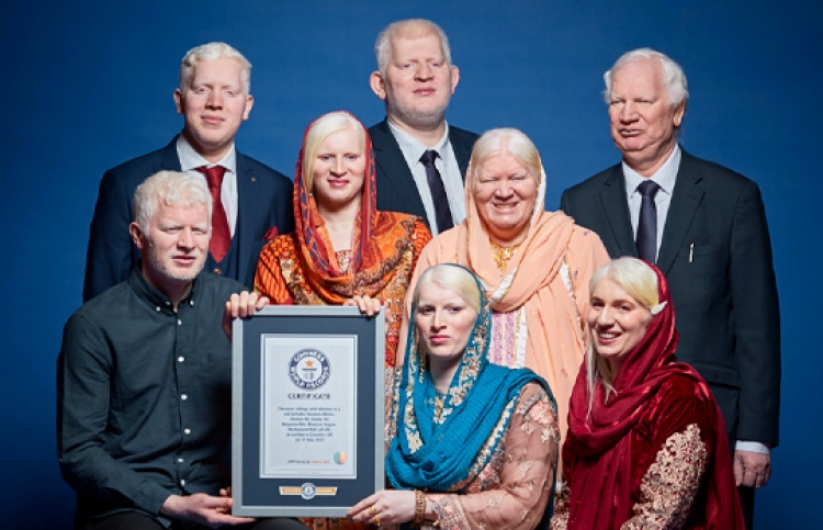 ބައްޔަކާ ހެދި އާއިލާއަކަށް ރެކޯޑެއް