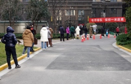 Residents queue to undergo nucleic acid tests for the Covid-19 coronavirus in Xi'an in China's northern Shaanxi province on December 30, 2021. -- Photo: AFP