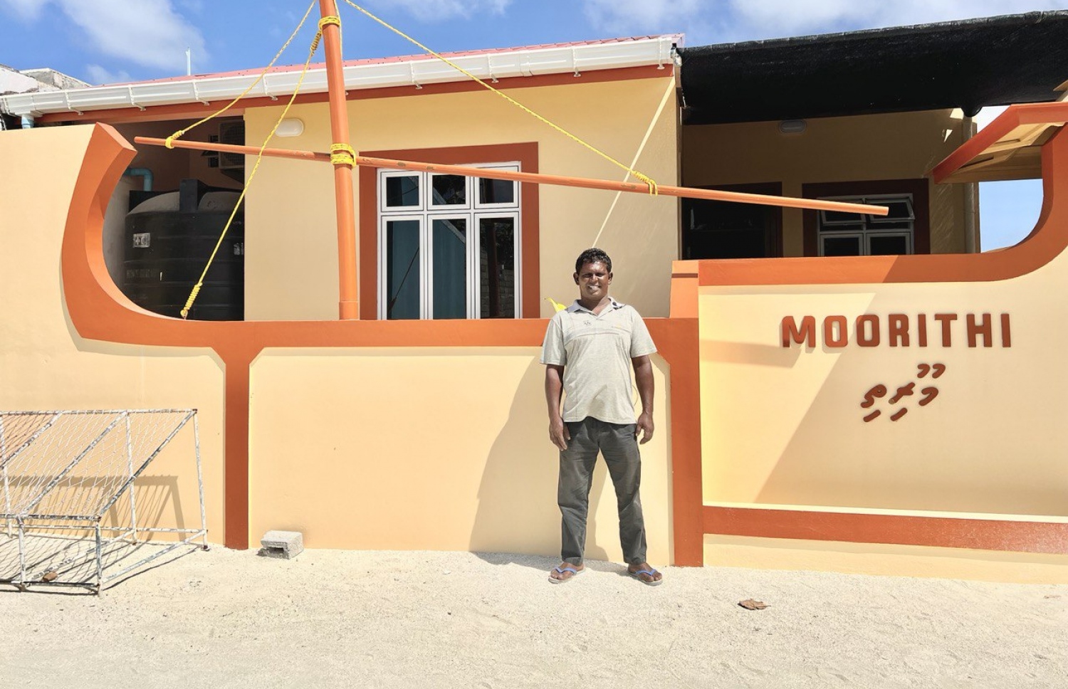 ހޯމް ސްޓޭގެ ފުރަތަމަ ގޭގެ ކުރިމަތީ އެ ގޭގެ ވެރިމީހާ ހުއްޓިލައިގެން: މި ގޭގައި ތިން ރޫމް ހުރޭ. -ފޮޓޯ:މިހާރު